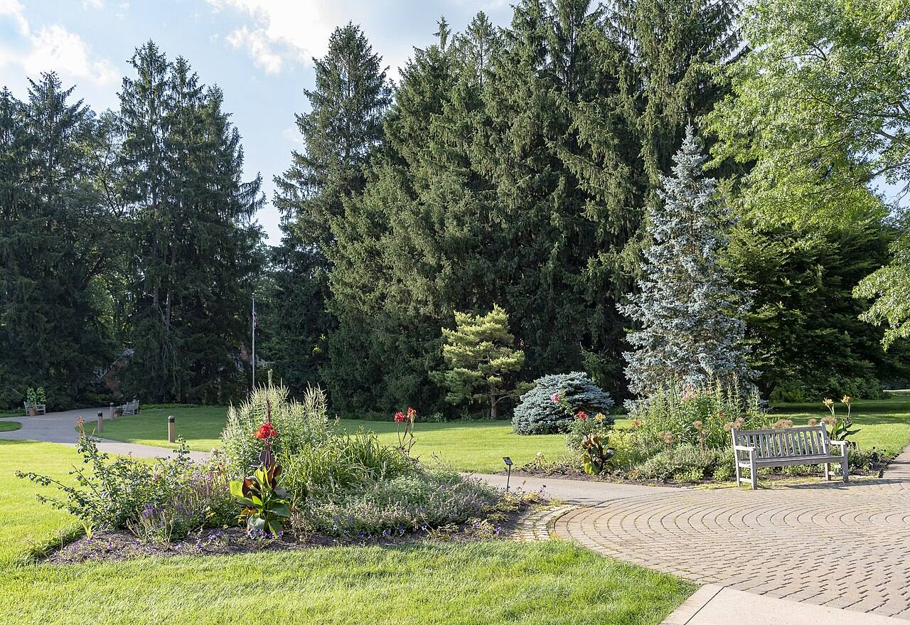 The entrance garden at Inniswood Metro Gardens